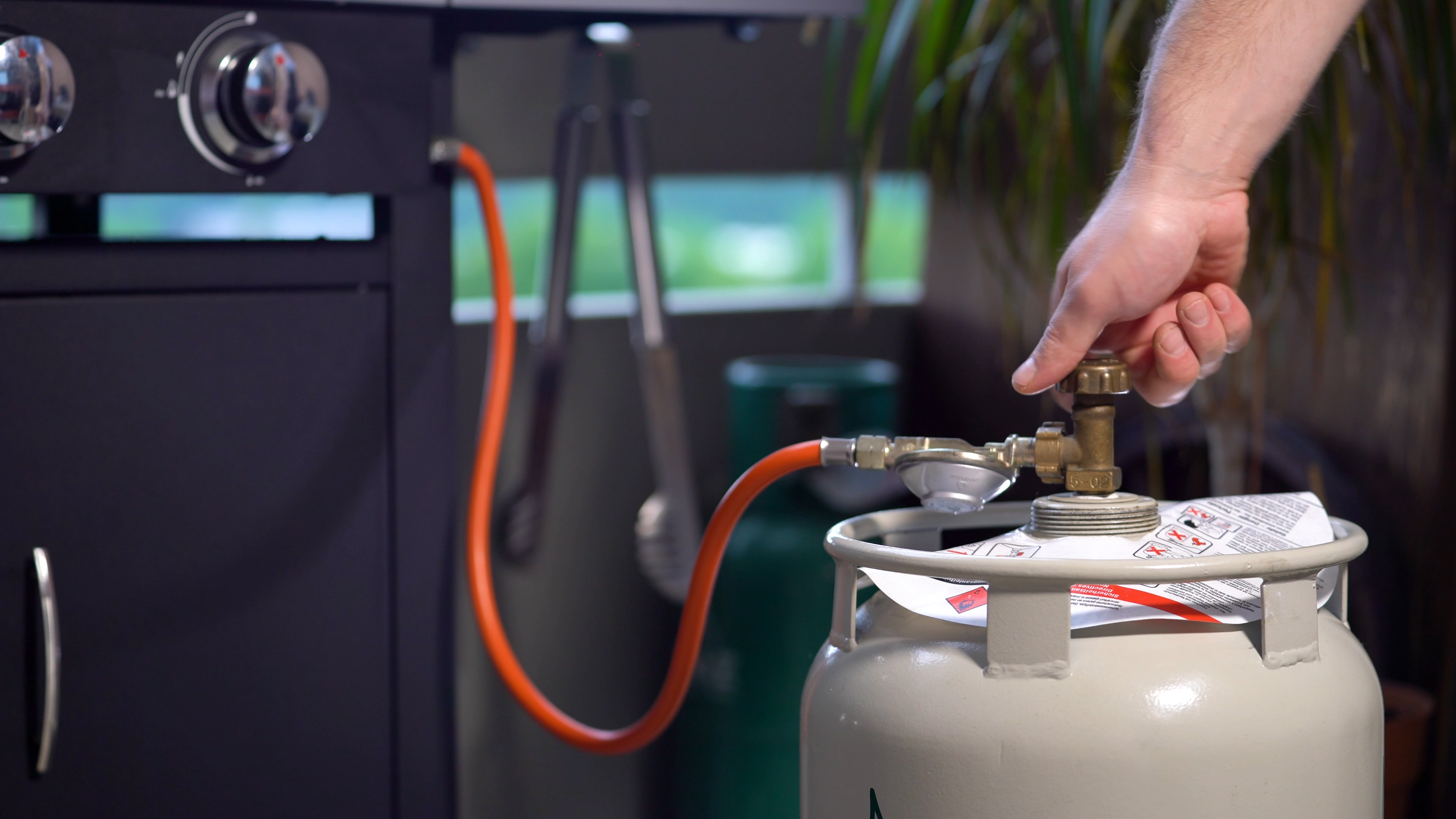 SIAN LPG VALVE INSTALLED TO CYLINDER SIAN LPG VALVE INSTALLED TO CYLINDER